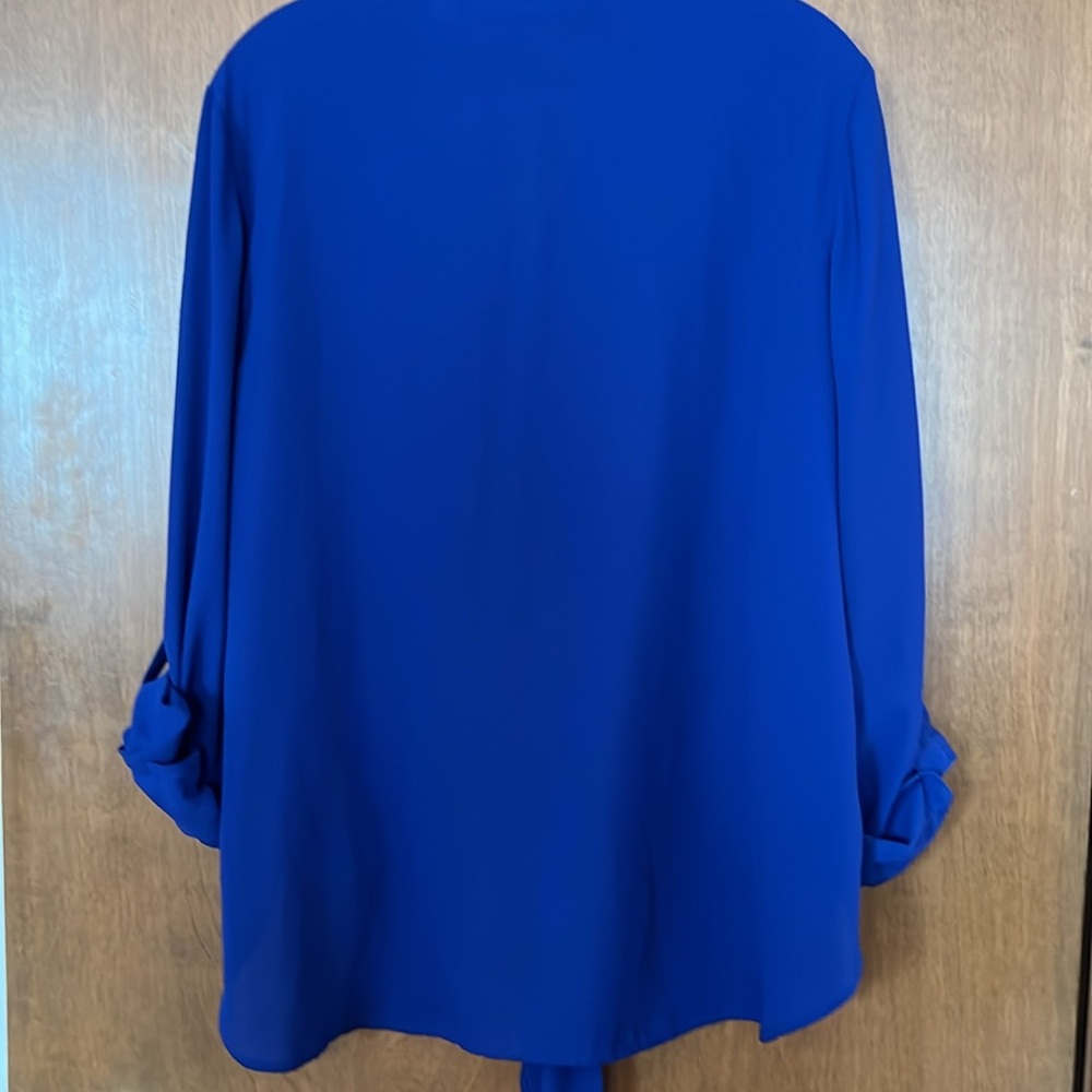 EUC Chico’s Cobalt Blue Tie Front High Low Shirt Roll Tab Sleeve Size 2/12 - Picture 6 of 13